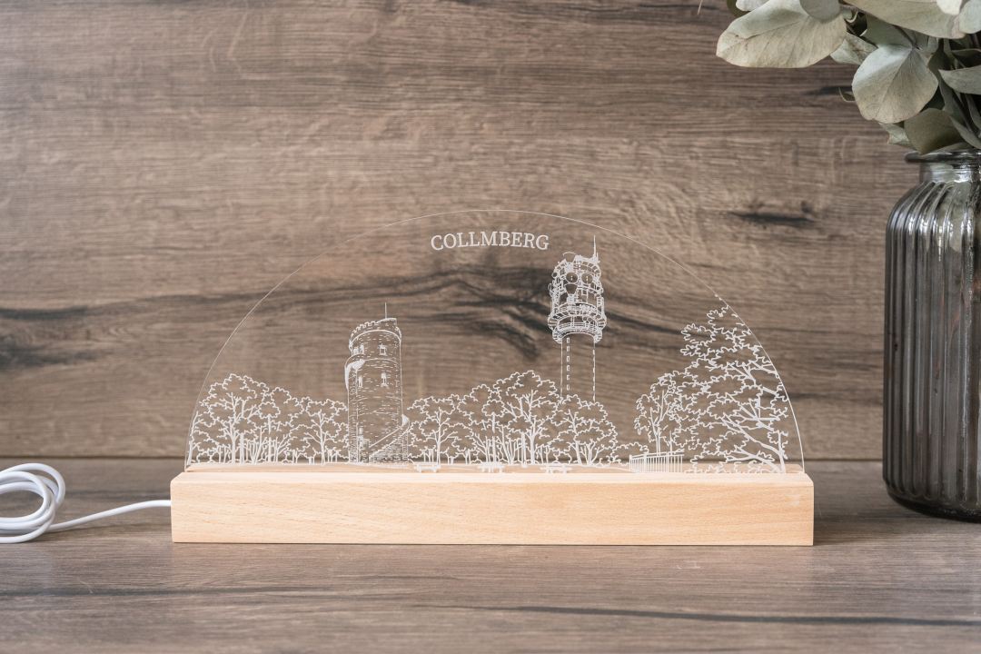 Warmweiß leuchtende Acrylglas-LED-Lampe mit Gravur „Collmberg“, Albertturm und altem Funkturm auf Holzsocke